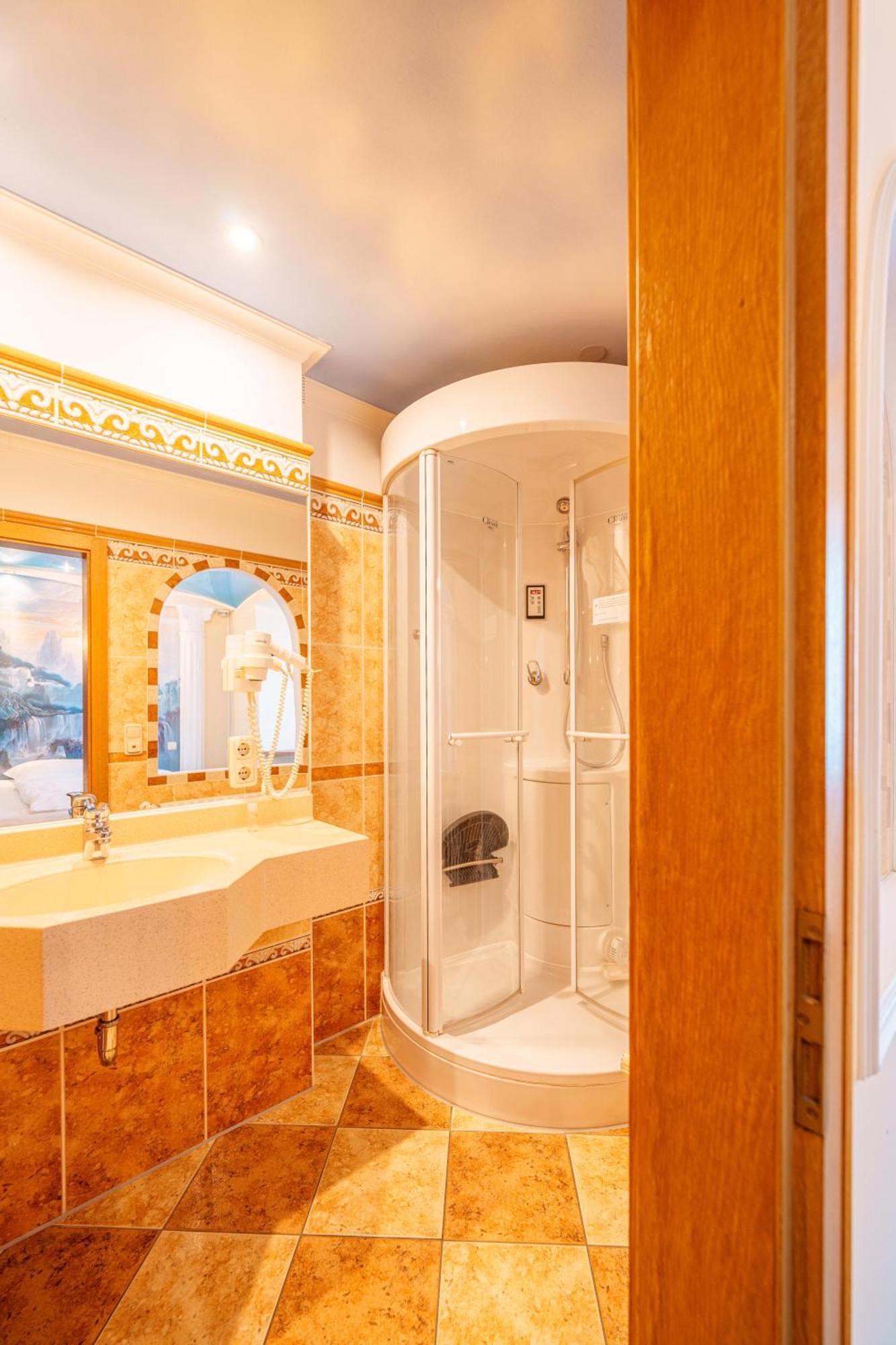 Koenig Ludwig Design Hotel Neu Zimmer Mit Sauna Oder Whirlpool Oder Mehr Altötting Exterior foto
