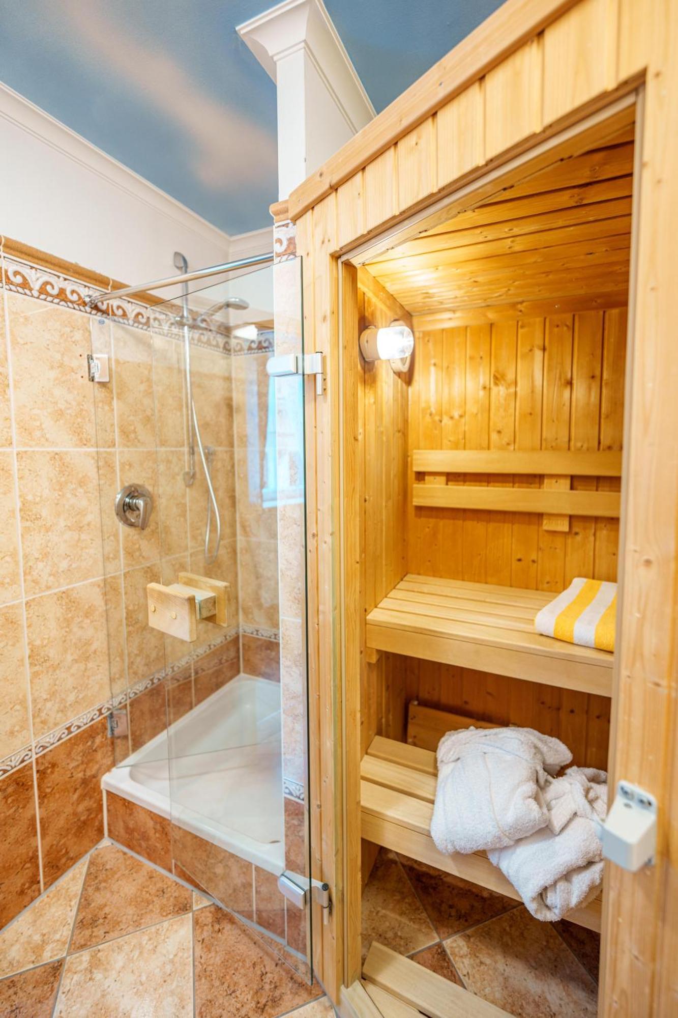 Koenig Ludwig Design Hotel Neu Zimmer Mit Sauna Oder Whirlpool Oder Mehr Altötting Exterior foto
