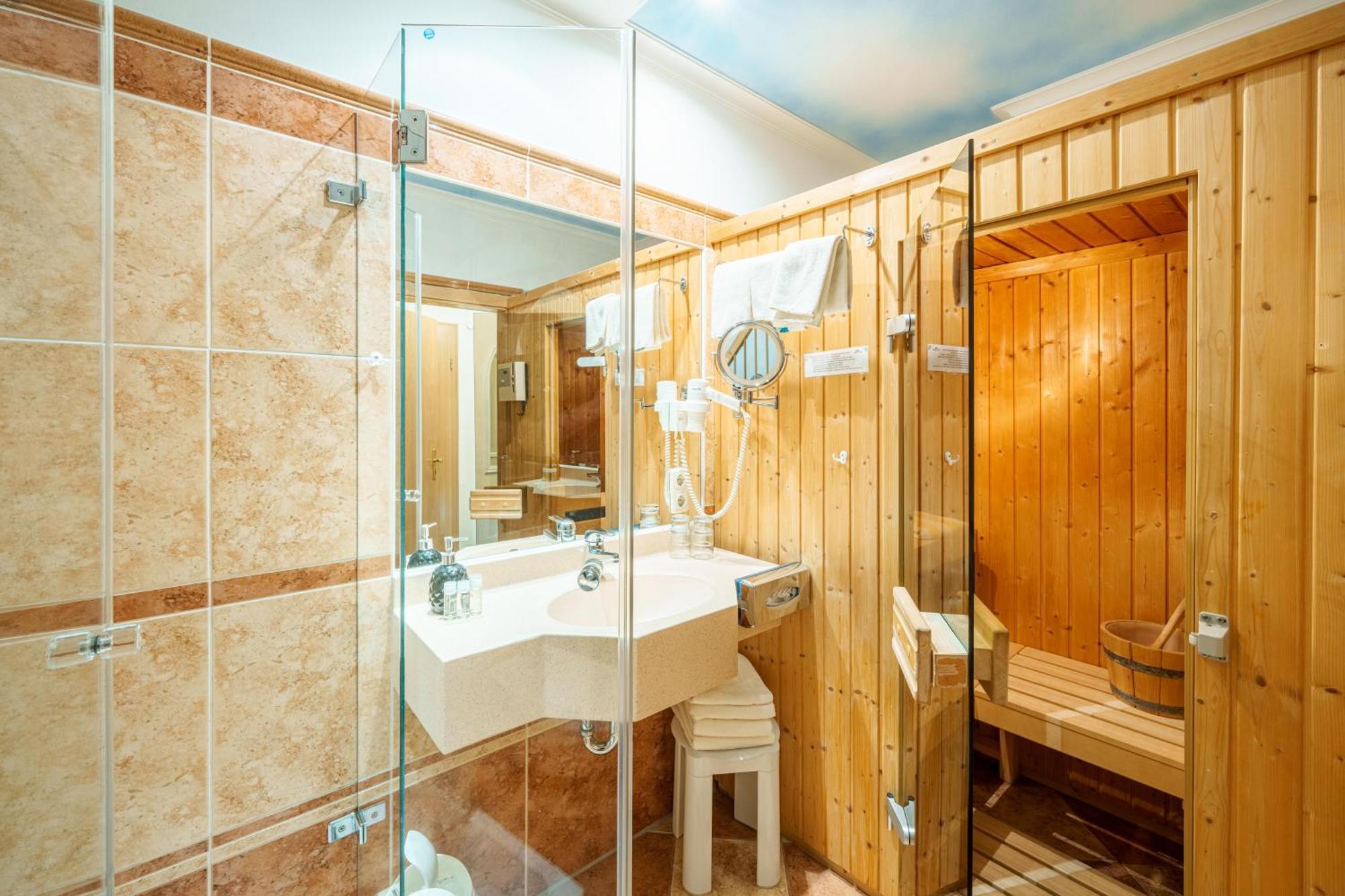 Koenig Ludwig Design Hotel Neu Zimmer Mit Sauna Oder Whirlpool Oder Mehr Altötting Exterior foto